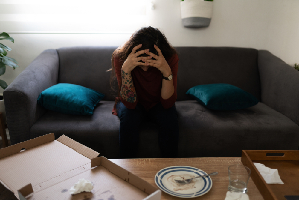 verzweifelte frau beim couchtisch